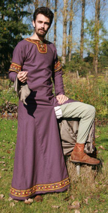 12th century men's clothing.